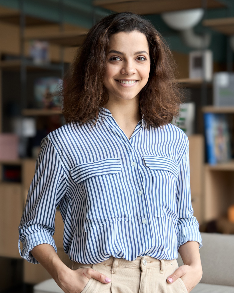 Young latin girl student looking at camera standin 9xhkt7a.jpg